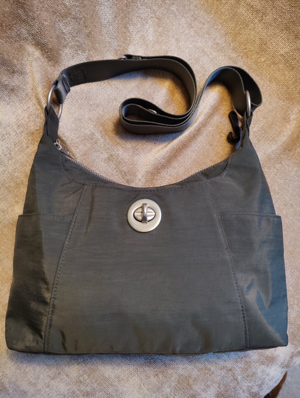 New 🆕 Baggallini Zurich Medium Hobo Crossbody Bag In Cement Grey - Picture 11 of 12